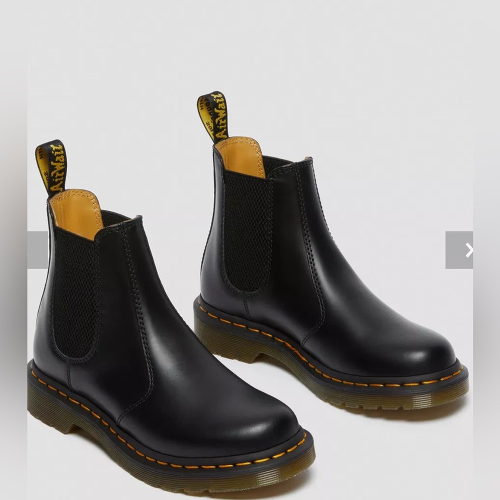 Doc Martens 2976 WOMEN'S SMOOTH LEATHER CHELSEA BOOTS Women’s size 8